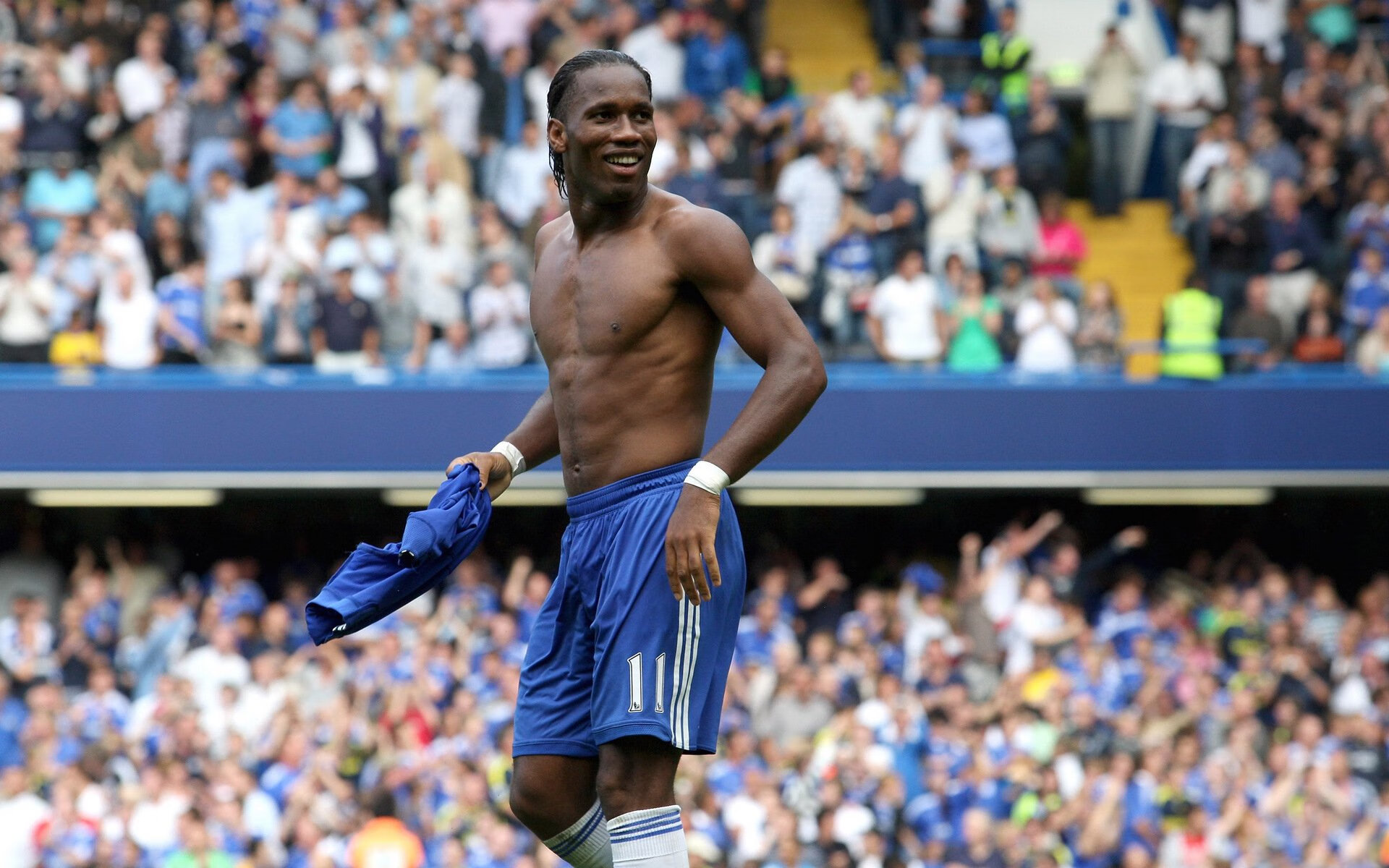 全国公路自行车锦标赛山地赛段 大组冲刺上演低位超车